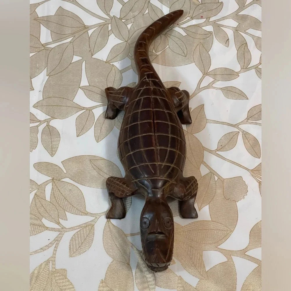 Hand Carved Solid Piece of Wood Alligator Crocodile Sculpture Folk Ethnic Art